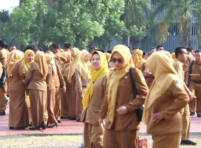 
					Pegawai di lingkungan Pemko Batam usai apel gabungan di Dataran Engku Putri, Senin (30/3). 