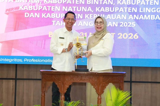 
					Wali Kota Batam, Amsakar Achmad, menyerahkan LKPD unaudited 2025 kepada Kepala BPK RI Perwakilan Kepri, Emmy Mutiarini, Selasa (31/3/2026). 