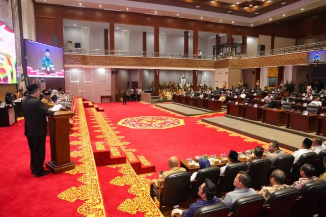 
					Gubernur Kepulauan Riau Ansar Ahmad menyampaikan Nota Pengantar Laporan Keterangan Pertanggungjawaban (LKPJ) Tahun Anggaran 2025 dalam rapat paripurna DPRD Provinsi Kepri, Senin, (30/3/2026)/f- diskom- kepri