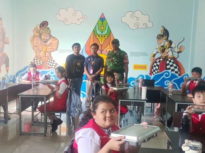 
					MBG Kembali Disalurkan Pasca Libur Idul Fitri, Ribuan Pelajar di Kateman Terima Makan Bergizi