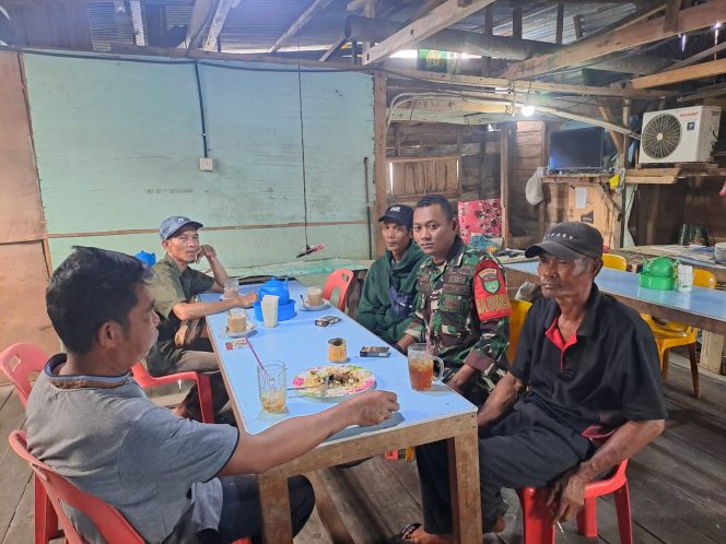 
					Babinsa Koramil 06/KTM Pererat Silaturahmi Melalui Komsos Bersama Warga Desa Penjuru