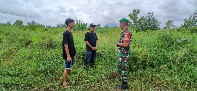 
					Patroli Tapal Batas, Babinsa Koramil 06/Kateman Pastikan Wilayah Aman dari Karhutla