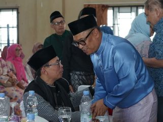 Wagub Kepri Nyanyang Haris Pratamura berbincang bersama salah satu tokoh masyarakat Kepri di Jawa Barat dalam Halalbihalal Idul Fitri Barat 1447 Hijriah bersama IKPKR Jabar di Asrama Mahasiswa Kepri Bandung, Kota Bandung, Sabtu (25/4/2026). (Badan Penghubung Kepri)
