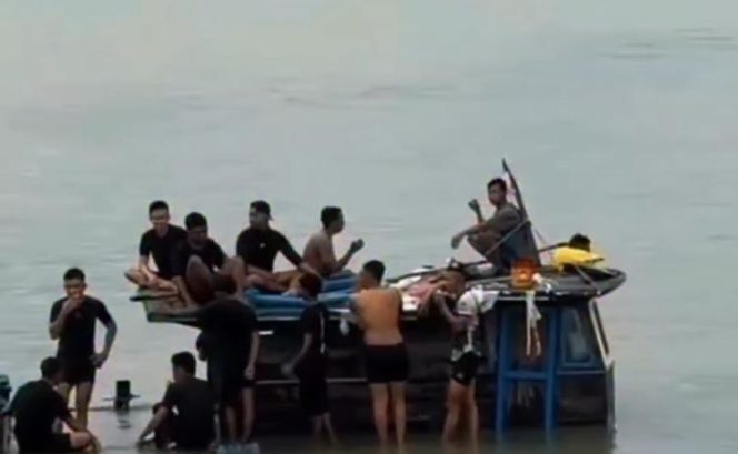 
					Sebuah kapal motor dilaporkan tenggelam di perairan dangkal tepat di depan Hotel Holiday Karimun, Selasa (7/4/2026) pagi.