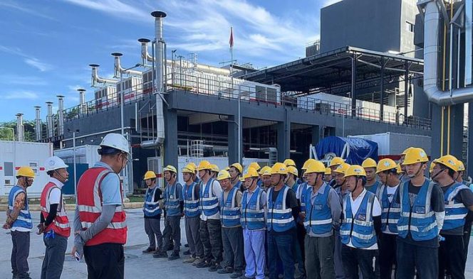 
					Sejumlah pekerja asal China di sebuah kawasan proyek di Batam beberapa waktu lalu. Sejumlah pekerja WNA China di Batam diduga bekerja secara ilegal. 