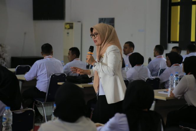 
					Sekdaprov Kepri, Misni memaparkan materi bertajuk 
