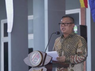 Wagub Kepri Nyanyang Haris Pratamura memberikan kata sambutan pada peresmian Mako Zona Bakamla Barat, Tengah dan Timur di Jembatan IV, Pulau Setokok, Barelang, Kota Batam, Kamis (23/4/2025). 