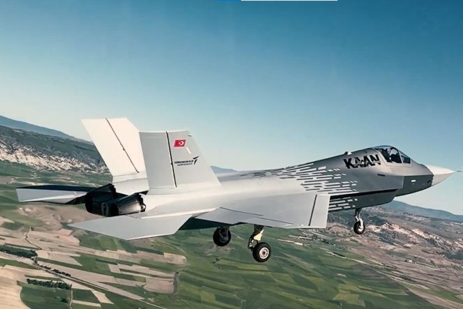 
					Jet tempur KAAN buatan Turkiye yang akan diekspor ke Indonesia secara bertahap dalam sepuluh tahun. Presiden Turkiye Recep Tayyip Erdogan pada Rabu (11/6/2025) mengumumkan kontrak pembelian KAAN senilai 10 miliar dollar AS atau Rp 164 triliun