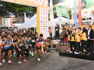 Gubernur Kepri Ansar Ahmad melepas peserta Ibnu Sina Running 2026, Minggu (26/4/2026) pagi. 