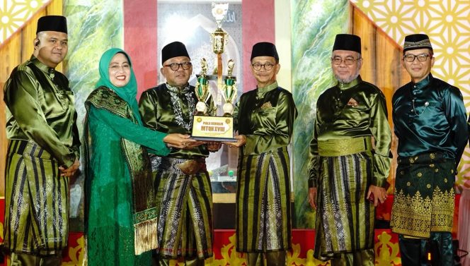 
					Sekdaprov Kepri, Misni, mendampingi Wali Kota Tanjungpinang Lis Darmansyah menyerahkan tropi bergilir MTQH Tingkat Kota Tanjungpinang pada pembukaan penyelenggaraan ke dua puluh kegiatan tersebut di Melayu Square, Senin (27/4/2026) malam.