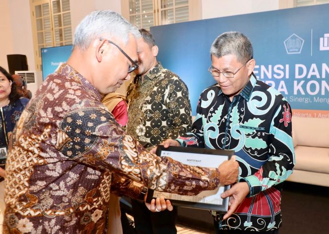 
					Direktur Jenderal Kekayaan Negara Kementerian Keuangan, Rionald Silaban, menyerahkan piagam penghargaan kepada Sekda Batam, Firmansyah, di Jakarta, Rabu (1/4/2026). 