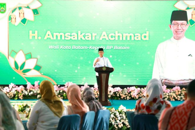 
					Wali Kota Batam, Amsakar Achmad, menyampaikan sambutan saat menghadiri halalbihalal TP PKK Batam, Kamis (2/4/2026). 