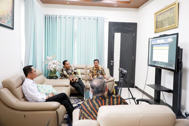 
					Wali Kota Batam, Amsakar Achmad, mengikuti entry meeting pemeriksaan LKPD Tahun 2025 secara virtual melalui Zoom Meeting, Kamis (2/4/2026). 