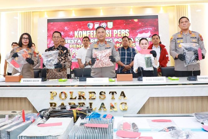 
					Wali Kota Batam, Amsakar Achmad, bersama Wakil Wali Kota Batam, Li Claudia Chandra, menghadiri konferensi pers di Mapolresta Barelang, Kamis (2/4/2026). 