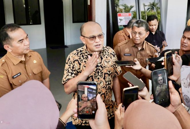 
					Kepala Satuan Tugas Direktorat Korsupgah KPK RI Wilayah I, Uding Juharudin, didampingi Sekda Batam, Firmansyah, memberi keterangan pada awak media, Senin (6/4/2026). 