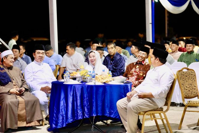 
					Wali Kota Batam, Amsakar Achmad bersama Wakil Wali Kota Batam, Li Claudia Chandra, menghadiri halalbihalal tingkat Kecamatan Nongsa, Senin (6/4/2026). 