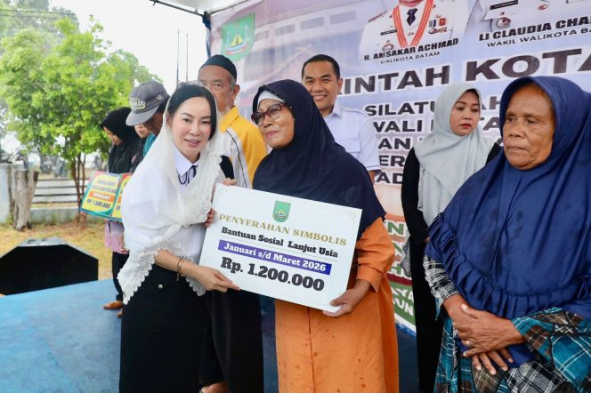 
					Wakil Wali Kota Batam, Li Claudia Chandra, menyerahkan bantuan sosial untuk lansia Kecamatan Galang, Selasa (7/4/2026). 