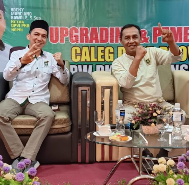 
					Ketua Panitia Muscab 2026 PKB Batam, Yudiyanto (kiri) bersama Ikhwan Nasai di acara up grading dan pembekalan caleg 2023 lalu. (Sumber: PKB Batam)