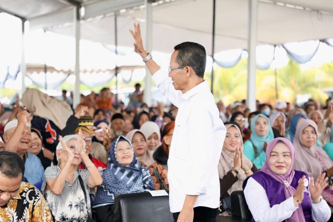 
					Wali Kota Batam, Amsakar Achmad, menyapa masyarakat kalangan lansia di Batam, Kamis (9/4/2026). 