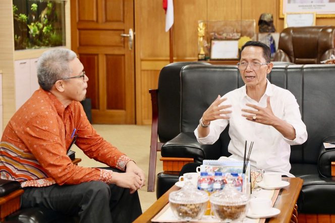 
					Wali Kota Batam, Amsakar Achmad, berbincang dengan Kepala BPS Kota Batam, Eko Aprianto, dalam pertemuan di Ruang Kerja Wali Kota Batam, Kamis (9/4/2026). 