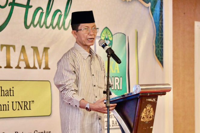 
					Wali Kota Batam, Amsakar Achmad, menyampaikan sambutan saat menghadiri halalbihalal bersama IKA UNRI di Hotel Harmoni One, Batamcentre, Sabtu (11/4/2026).