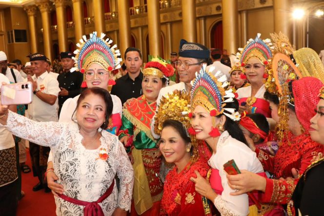 
					Sejumlah warga berswafoto bersama Wali Kota Batam, Amsakar Achmad, saat perayaan Dharma Santi Nyepi Tingkat Kota Batam Tahun Baru Saka 1948 di Harmoni One Hotel, Batamkota, Minggu (12/4/2026). 