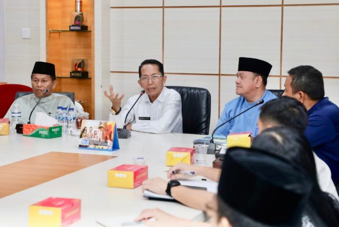 
					Wali Kota Batam, Amsakar Achmad, memimpin FGD laporan pendahuluan dokumen kajian optimalisasi dan strategi tata kelola pengangkutan sampah Kota Batam Tahun 2026 di Kantor Wali Kota Batam, Rabu (15/4/2026).