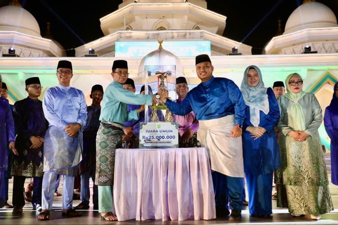 
					Wali Kota Batam, Amsakar Achmad, menyerahkan piala bergilir dan hadiah kepada kafilah Sagulung saat malam penutupan MTQH XXXIV di Dataran Engku Putri Batamcentre, Kamis (16/4/2026) malam