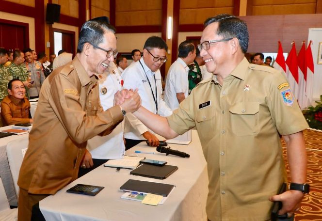 
					Wali Kota Batam, Amsakar Achmad, berjabat tangan dengan Mendagri Tito Karnavian, belum lama ini.