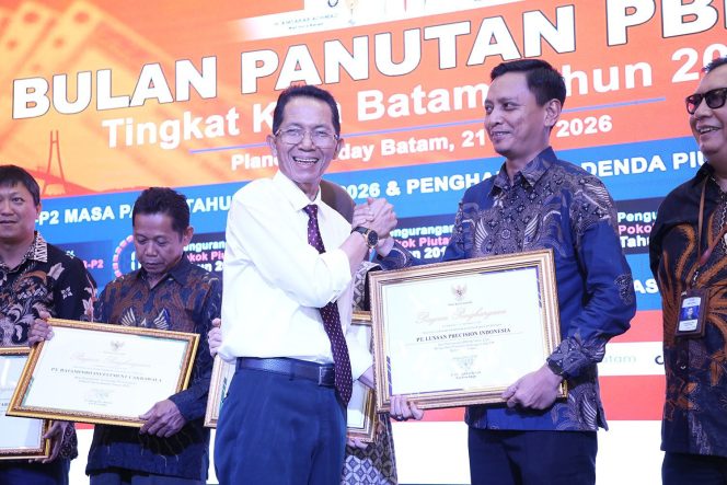 
					Wali Kota Batam, Amsakar Achmad, menyerahkan piagam penghargaan kepada wajib pajak saat Bulan Panutan PBB-P2 tingkat Kota Batam Tahun 2026 di Hotel Planet Holiday Batam, Selasa (21/4/2026).