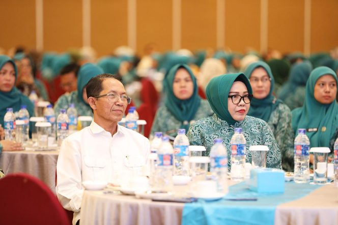 
					Wali Kota Batam, Amsakar Achmad, bersama Ketua TP-PKK Batam, Erlita Amsakar, menghadiri Bimtek Administrasi Manajemen PKK dan Pelaksanaan Permendagri Nomor 13 Tahun 2024 tentang Posyandu, di Hotel Planet Holiday, Rabu (22/4/2026). 