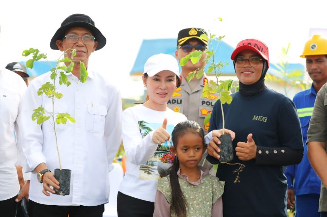 
					Wali Kota Batam, Amsakar Achmad, bersama Wakil Wali Kota Batam, Li Claudia Chandra, meresmikan Gema Batam ASRI dalam rangka memperingati Hari Bumi di Tanjung Banon, Rempang Eco City, Rabu (22/4/2026). 
