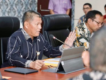 Sekda Batam, Firmansyah, memimpin rapat koordinasi terkait efisiensi anggaran dan rencana penjabaran kedua APBD Tahun Anggaran 2026 di Kantor Wali Kota Batam, Kamis (23/4/2026). 
