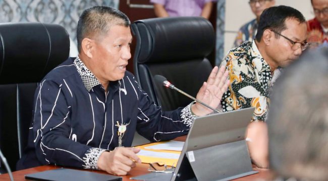 Sekda Batam, Firmansyah, memimpin rapat koordinasi terkait efisiensi anggaran dan rencana penjabaran kedua APBD Tahun Anggaran 2026 di Kantor Wali Kota Batam, Kamis (23/4/2026). 