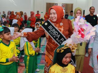 Bunda PAUD Kota Batam, Erlita Amsakar, menyapa anak-anak saat berkunjung ke TK Ibnu Sina Batam, Jumat (24/4/2026).