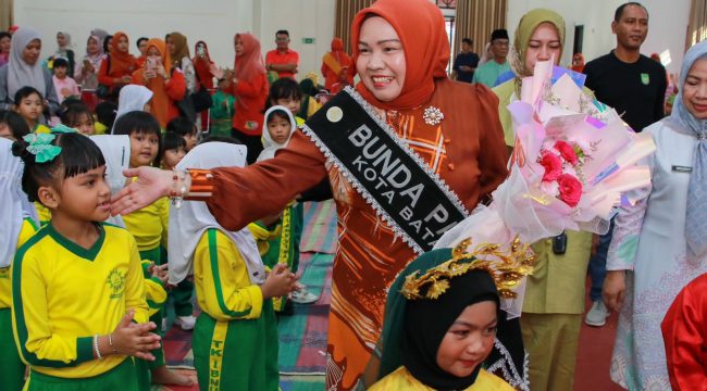 Bunda PAUD Kota Batam, Erlita Amsakar, menyapa anak-anak saat berkunjung ke TK Ibnu Sina Batam, Jumat (24/4/2026).