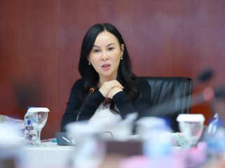 Wakil Wali Kota Batam, Li Claudia Chandra, memimpin Rapat Koordinasi Lanjutan Sinkronisasi Data Kependudukan di Kantor BP Batam, Jumat (24/4/2026) malam. 