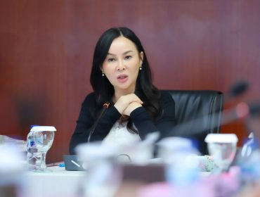 Wakil Wali Kota Batam, Li Claudia Chandra, memimpin Rapat Koordinasi Lanjutan Sinkronisasi Data Kependudukan di Kantor BP Batam, Jumat (24/4/2026) malam. 