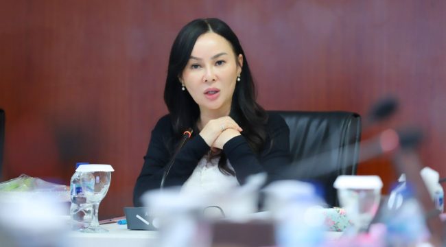 Wakil Wali Kota Batam, Li Claudia Chandra, memimpin Rapat Koordinasi Lanjutan Sinkronisasi Data Kependudukan di Kantor BP Batam, Jumat (24/4/2026) malam. 