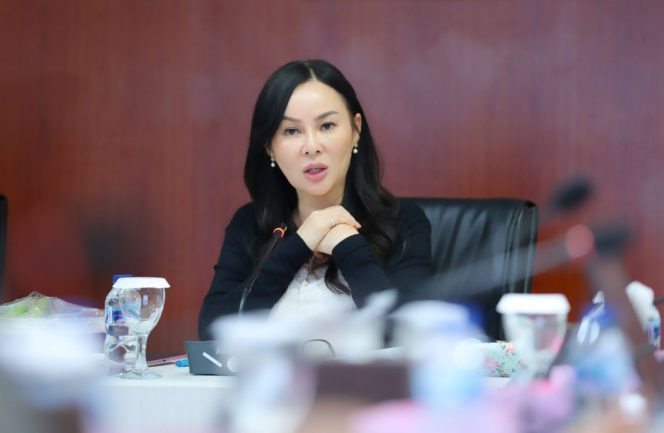 
					Wakil Wali Kota Batam, Li Claudia Chandra, memimpin Rapat Koordinasi Lanjutan Sinkronisasi Data Kependudukan di Kantor BP Batam, Jumat (24/4/2026) malam. 