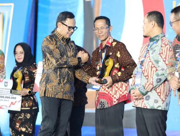 Wali Kota Batam, menerima penghargaan dari Kemendagri dalam ajang Apresiasi Pemda Berprestasi 2026 yang digelar di Palembang, Sabtu (25/4/2026). 