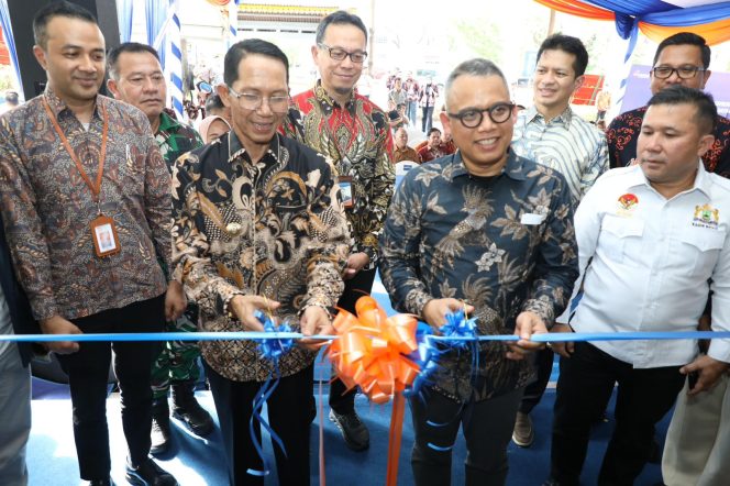 
					Wali Kota Batam, Amsakar Achmad, meresmikan Kantor Cabang Bank Sumut di Ruko Rafflesia, Batamcentre, Senin (27/4/2026).
