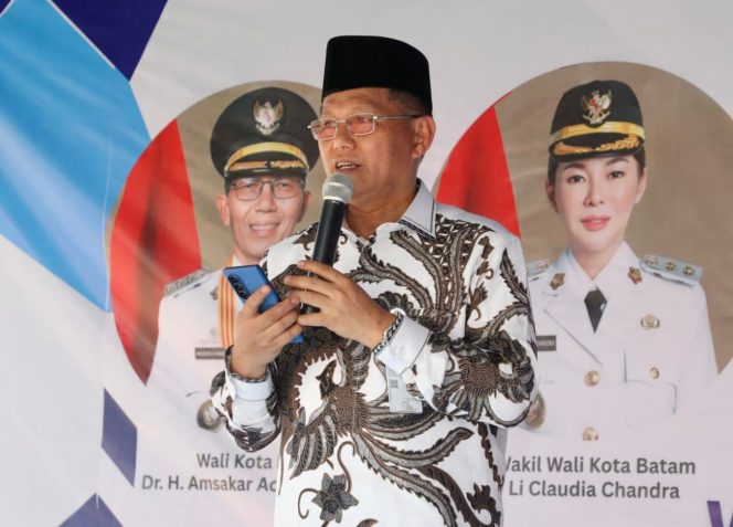
					Sekda Batam, Firmansyah, menyampaikan sambutan saat peresmian SMPN 65 Batam, Batuaji, Kamis (30/4/2026).