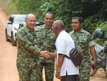 Kasrem 033/Wira Pratama Kolonel Inf Achmad Marzuki bersalaman dengan salah seorang tokoh masyarakat saat meninjau lokasi di sela kegiatan Groundbreaking Jembatan Garuda Kodam XIX/Tuanku Tambusai secara virtual di Desa Toapaya Utara, Kabupaten Bintan, Jumat (27/3/2026). Foto: Korem033