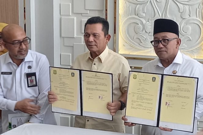 
					Pemerintah Provinsi Kepulauan Riau menyerahkan dua aset kepada Pemerintah Kota Tanjungpinang dalam kegiatan di Bandara RHF, Rabu, (8/4/2026)