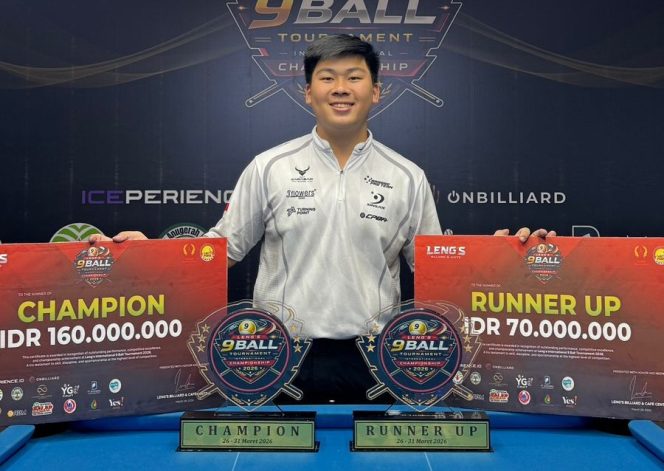 
					Albert Januarta saat menunjukan trofi dan hadiah juara pada Turnamen Leng’s 9 Ball Tournament International Championship 2026 yang diselanggarakan di Kecamatan Kedamaian, Kota Bandar Lampung , Minggu (31/3/2026) 