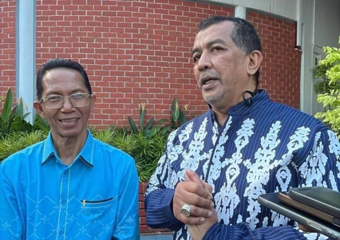 
					Wali Kota Batam Amsakar Achmad bersama Kepala Satuan Tugas Koordinasi dan Supervisi Wilayah V KPK, Dian Patria.