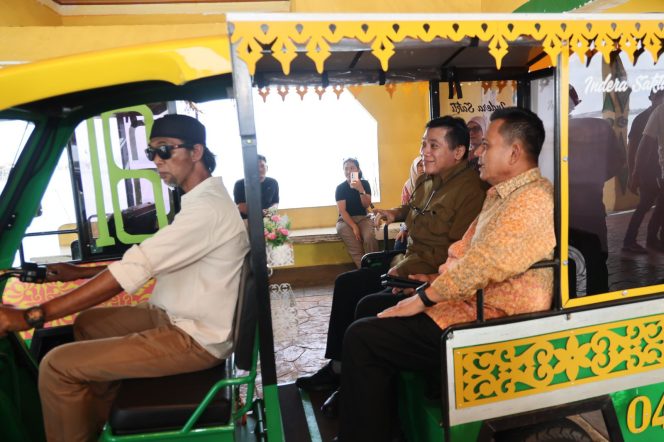 
					Deputi Bidang Pembangunan Kewilayahan Bappenas RI Medrilzam didampingi Gubernur Kepulauan Riau H Ansar Ahmad berkunjung ke Pulau Penyengat, Jumat (10/4/2026). 