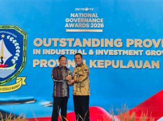 Gubernur Kepri Ansar Ahmad menerima tropi dari Mendagri RI Tito Karnavian pada ajang National Governance Awards 2026 yang digelar di The Ritz-Carlton Jakarta, Jumat (24/4/2026).