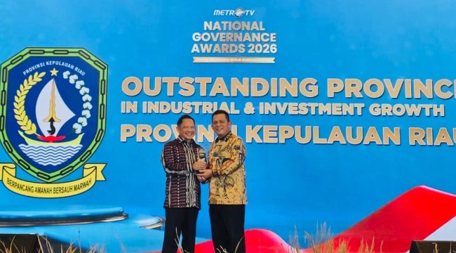 Gubernur Kepri Ansar Ahmad menerima tropi dari Mendagri RI Tito Karnavian pada ajang National Governance Awards 2026 yang digelar di The Ritz-Carlton Jakarta, Jumat (24/4/2026).